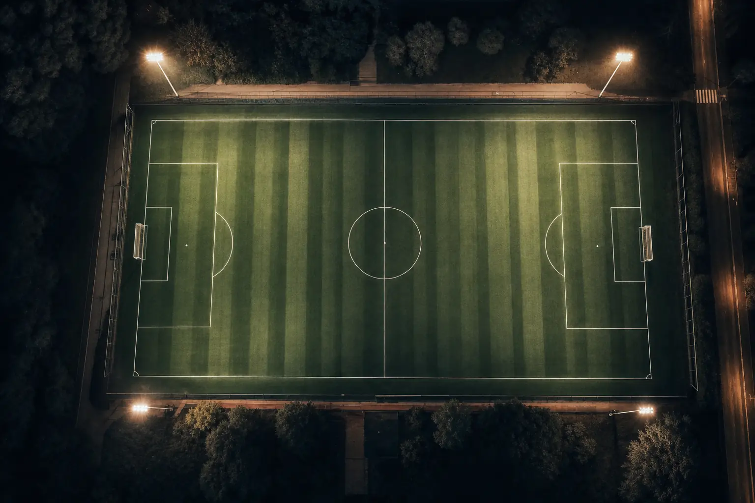 Fußballrasen unter Flutlicht von oben