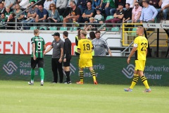 1. Spieltag 2023/2024: Preußen Münster - Borussia Dortmund U23 0:0. Sascha Hildmann in der Debatte mit dem 4. Offiziellen.