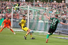 1. Spieltag 2023/2024: Preußen Münster - Borussia Dortmund U23 0:0. Diese Hereingabe vom Simon Scherder klärt der BVB gerade noch.