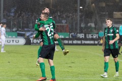 18. Spieltag: Preußen Münster - SC Verl 3:1. Malik Batmaz jubelt mit Gerrit Wegkamp nach dem 2:1. Rechts Benjamin Böckle.