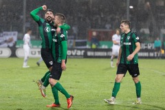 18. Spieltag: Preußen Münster - SC Verl 3:1. Malik Batmaz jubelt mit Gerrit Wegkamp nach dem 2:1. Rechts Benjamin Böckle.