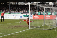 27. Spieltag 2022/2023: Preußen Münster - FC Schalke II 3:0. Marc Lorenz vergibt den Elfmeter zum 2:0...