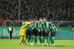 27. Spieltag: Preußen Münster - MSV Duisburg 3:1. Die Mannschaft bildet den Kreis.
