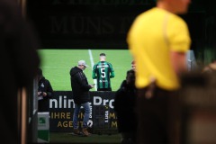 27. Spieltag: Preußen Münster - MSV Duisburg 3:1. Unten steht Yassine Bouchama am Spielfeldrand - gleich trifft er zum 1:0.