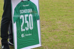 29. Spieltag 2022/2023: Preußen Münster - RW Oberhausen 2:0. Ole Kittner mit Geschenken für Simon Scherder.