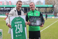 29. Spieltag 2022/2023: Preußen Münster - RW Oberhausen 2:0. Ole Kittner mit Geschenken für Simon Scherder.