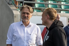 3. Spieltag 2023/2024: Preußen Münster - FC Ingolstadt 3:1. Hier spricht Ingolstadts Geschäftsführer Dietmar Beiersdorfer mit Preußens Kieran Schulze-Marmeling.