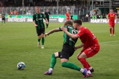32. Spieltag 2023/2024: SCP - Regensburg 1:3. Joel Grodowski im Zweikampf.