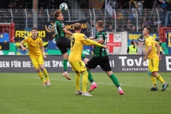 36. Spieltag 2023/2024: Münster - Saarbrücken 4:1. Thorben Deters beim Kopfball.