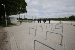 Neues Trainingsgelände am Preußenstadion übergeben. Fahrradständer im Eingangsbereich zur Halle Berg Fidel hin. Im Hintergrund die künftigen Beachvolleyballplätze