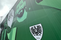 Die Lärmschutzwand im Preußenstadion wurde gestaltet mit Bildern - hier Mehmet Kara.