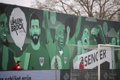Die Lärmschutzwand im Preußenstadion wurde gestaltet mit Bildern - darunter auch Ex-Spieler wie hier Mehmet Kara und Babacar N'Diaye.