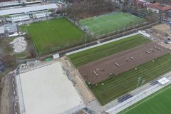 Zwei neue Trainingsplätze am Preußenstadion: Hier ein Blick Richtung Stadion mit dem bereits existierenden Kunstrasen (rechts), dem Trainingsplatz der 1. Mannschaft links und dem neuen Rasenplatz unten rechts.