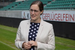 Spatenstich zum Rückbau der Westtribüne im Preußenstadion am 9. Juni 2022. Dr. Christina Cappenberg betreut das Projekt bei der Stadt.